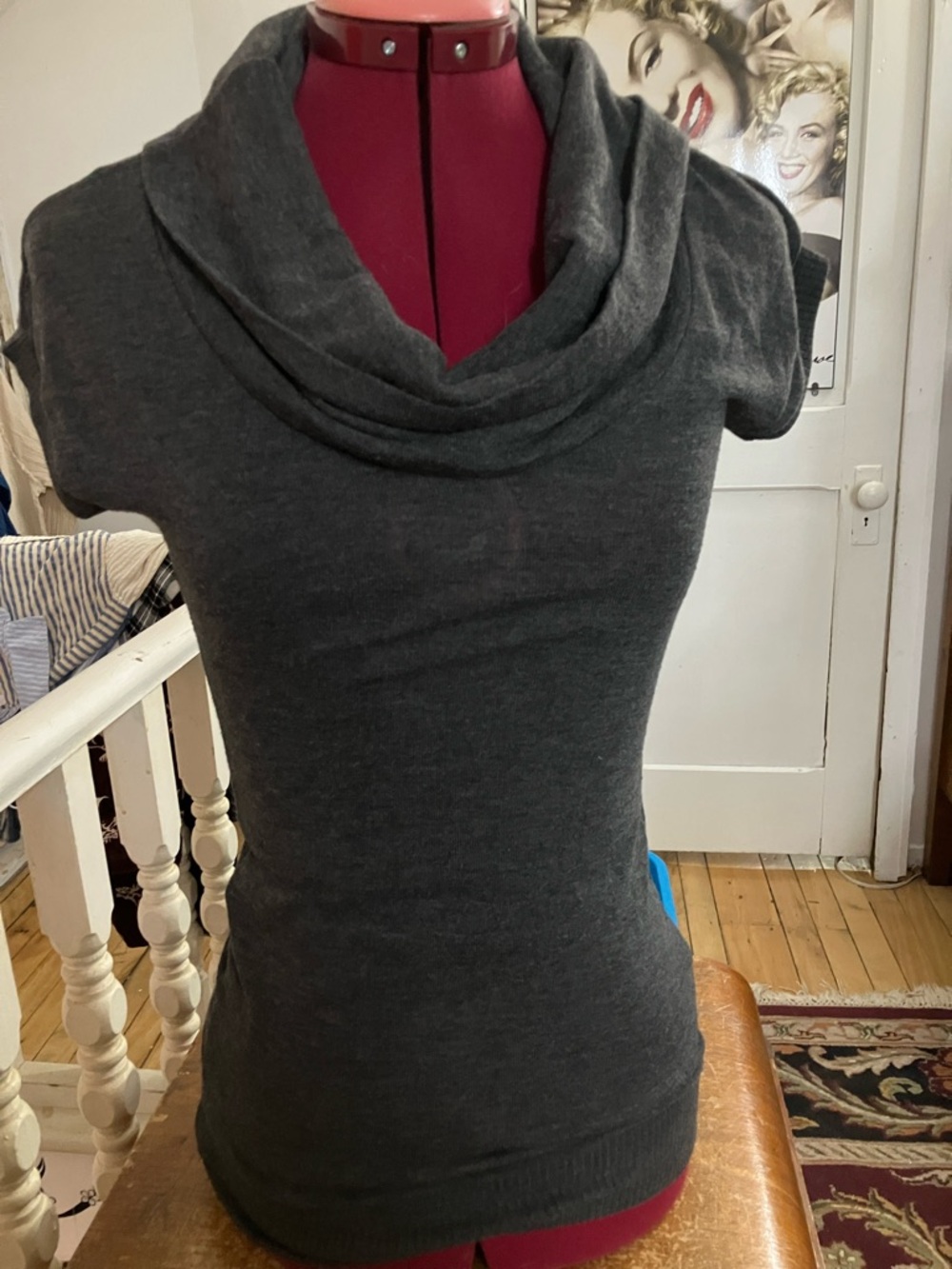 6/25$ Charcoal Gray Cowl Neck Short-Sleeve Sweater xs